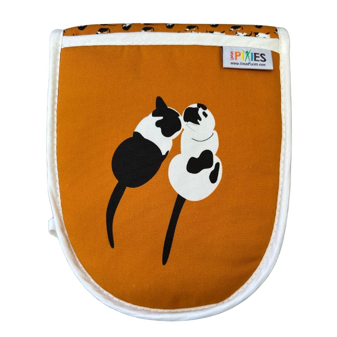 close up of left mitt of orange cats oven gloves