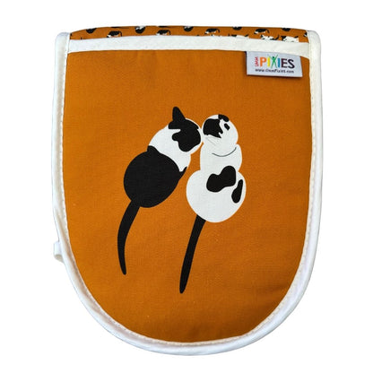 close up of left mitt of orange cats oven gloves