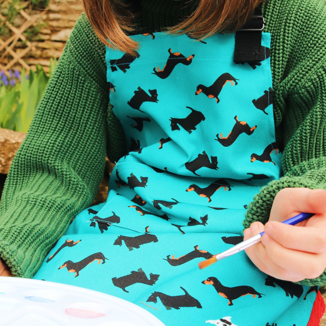 child wear younger child apron (up to 5 years) whilst painting  Photo credit @rachelandthelittlebirds