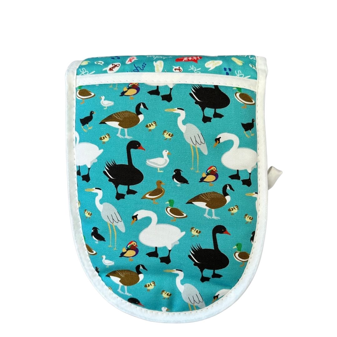 close up of right mitt of ducks oven gloves