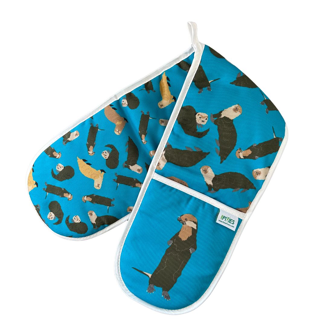 Oven gloves with otter pattern