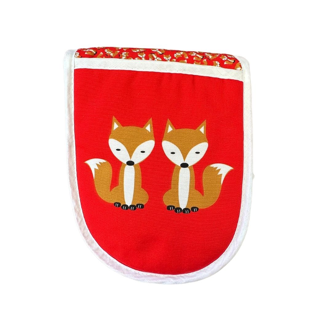 close up of right mitt of red foxes oven gloves